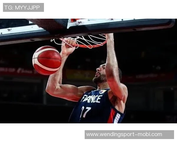 戈贝尔两年首次尝试三分球未中贡献13分12篮板展现进步决心